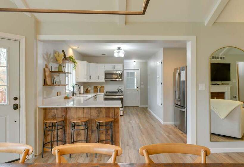 East Aurora Home ~ 18 Mi To Downtown Buffalo!