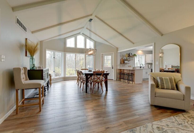 East Aurora Home ~ 18 Mi To Downtown Buffalo!