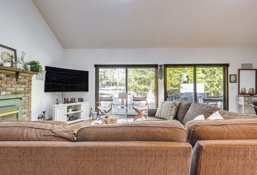 East Hampton Home W/ Hot Tub & Seasonal Pool!