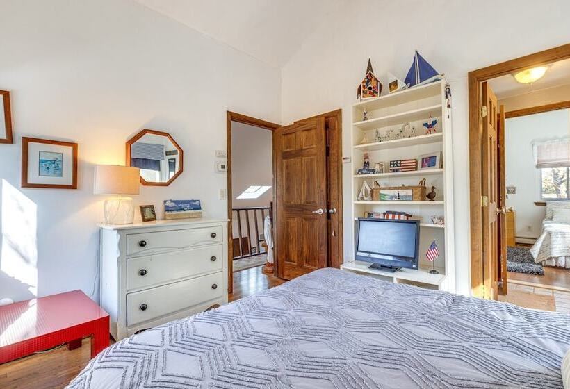 East Hampton Home W/ Hot Tub & Seasonal Pool!