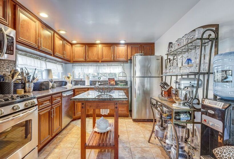 East Hampton Home W/ Hot Tub & Seasonal Pool!