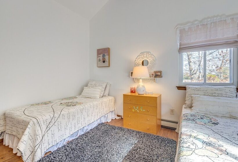 East Hampton Home W/ Hot Tub & Seasonal Pool!