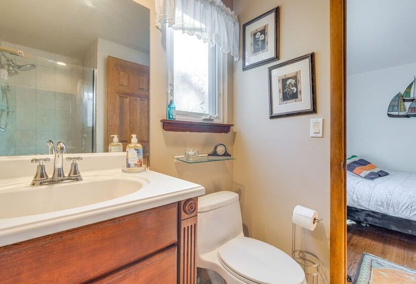 East Hampton Home W/ Hot Tub & Seasonal Pool!