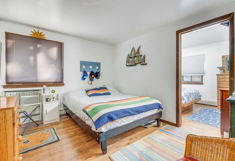 East Hampton Home W/ Hot Tub & Seasonal Pool!