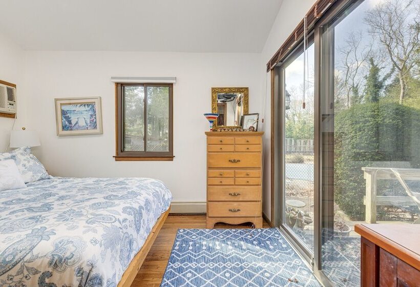 East Hampton Home W/ Hot Tub & Seasonal Pool!