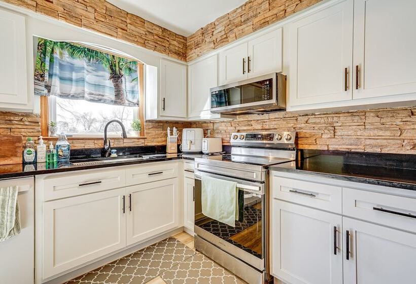 Family Friendly Toms River Home, 3 Mi To Beach!