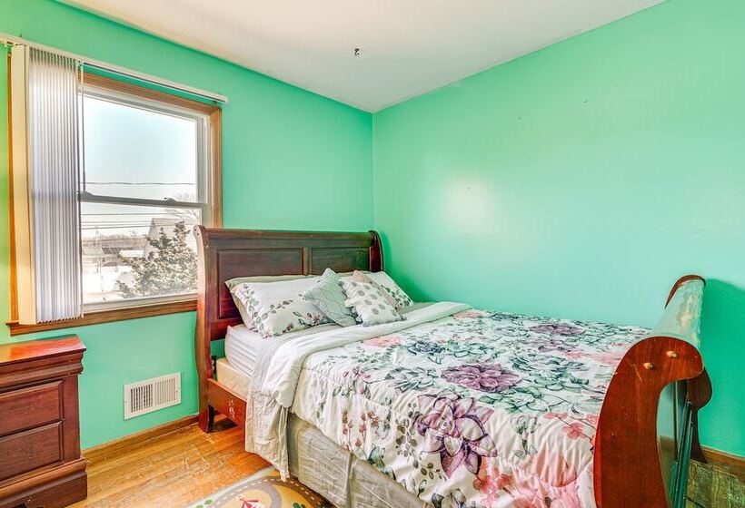 Family Friendly Toms River Home, 3 Mi To Beach!