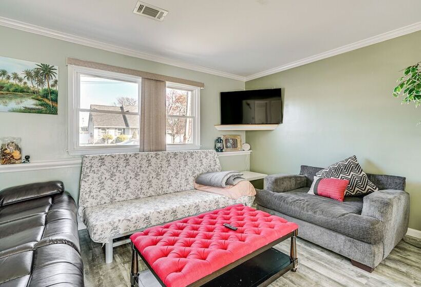 Family Friendly Toms River Home, 3 Mi To Beach!