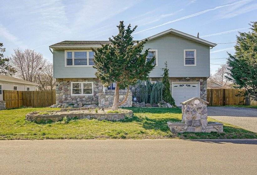 Family Friendly Toms River Home, 3 Mi To Beach!