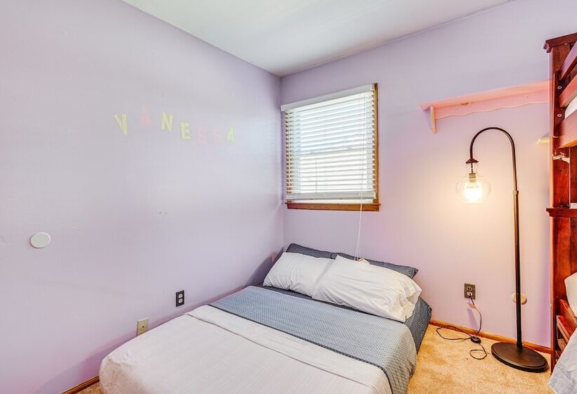 Family Friendly Toms River Home, 3 Mi To Beach!