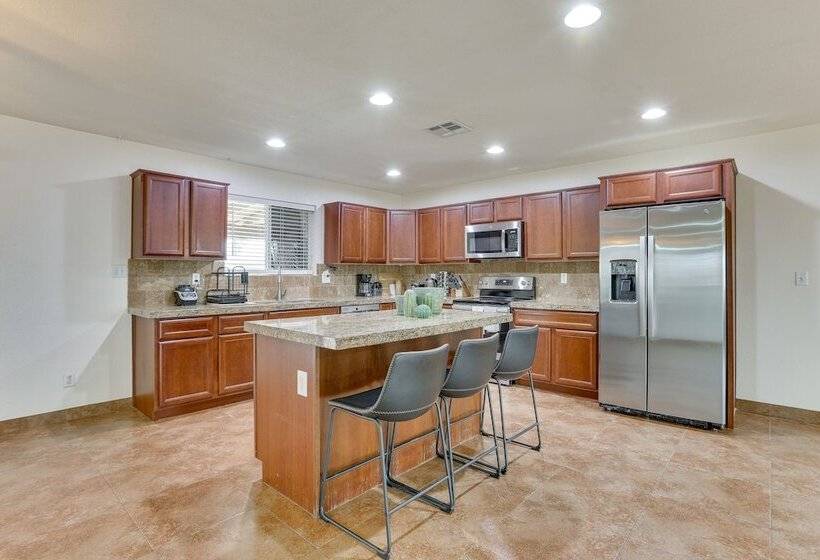 Glendale Retreat W/ Private Pool, Patio & Grill!