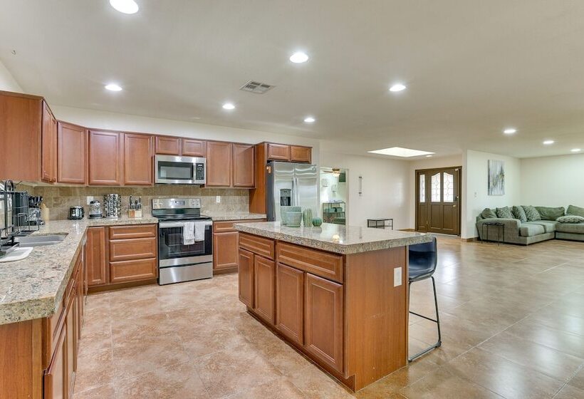 Glendale Retreat W/ Private Pool, Patio & Grill!