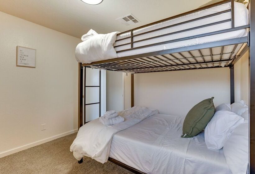 Glendale Retreat W/ Private Pool, Patio & Grill!