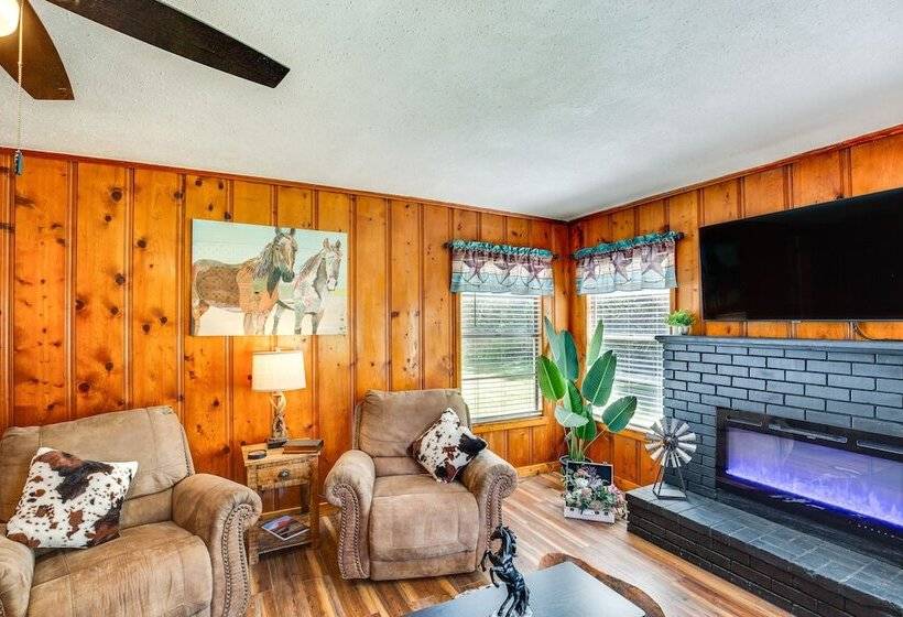 Grapeland Farm Retreat W/ Pool, Grill & Fire Pit