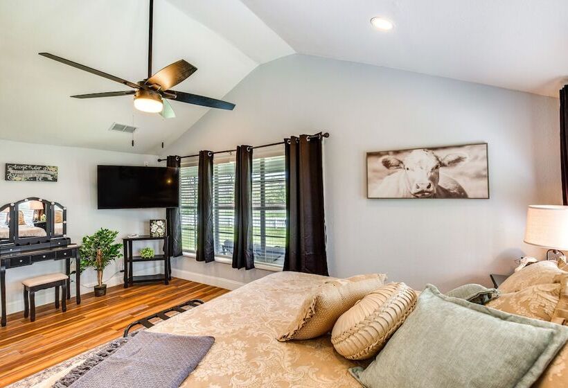 Grapeland Farm Retreat W/ Pool, Grill & Fire Pit