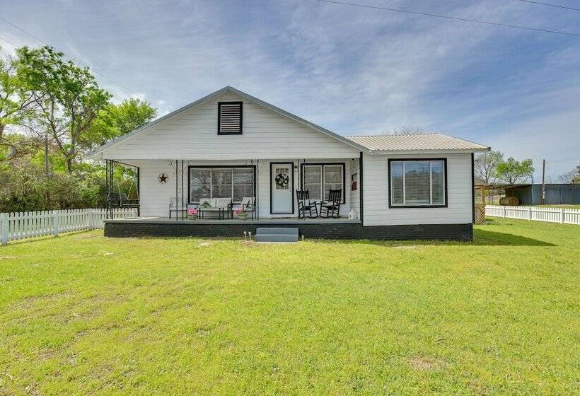 Grapeland Farm Retreat W/ Pool, Grill & Fire Pit