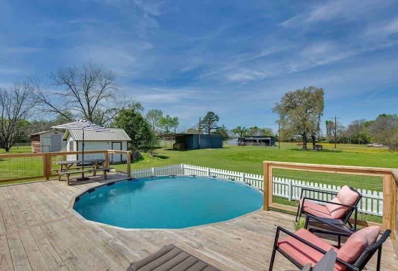 Grapeland Farm Retreat W/ Pool, Grill & Fire Pit