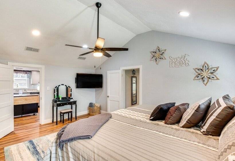 Grapeland Farm Retreat W/ Pool, Grill & Fire Pit