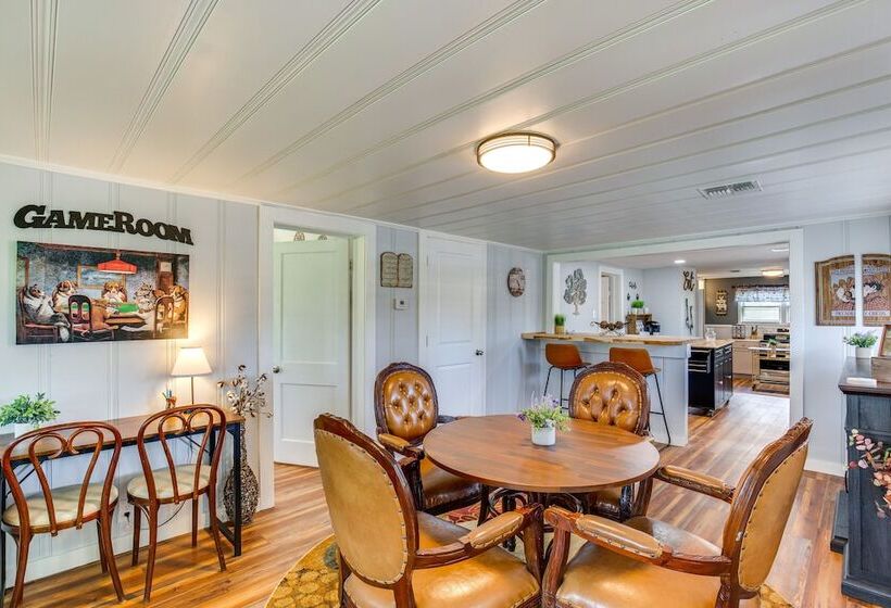 Grapeland Farm Retreat W/ Pool, Grill & Fire Pit