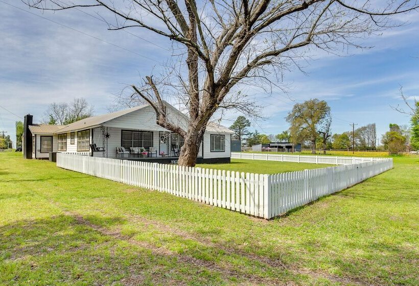 Grapeland Farm Retreat W/ Pool, Grill & Fire Pit