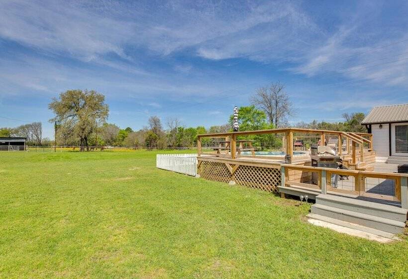 Grapeland Farm Retreat W/ Pool, Grill & Fire Pit