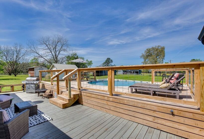 Grapeland Farm Retreat W/ Pool, Grill & Fire Pit