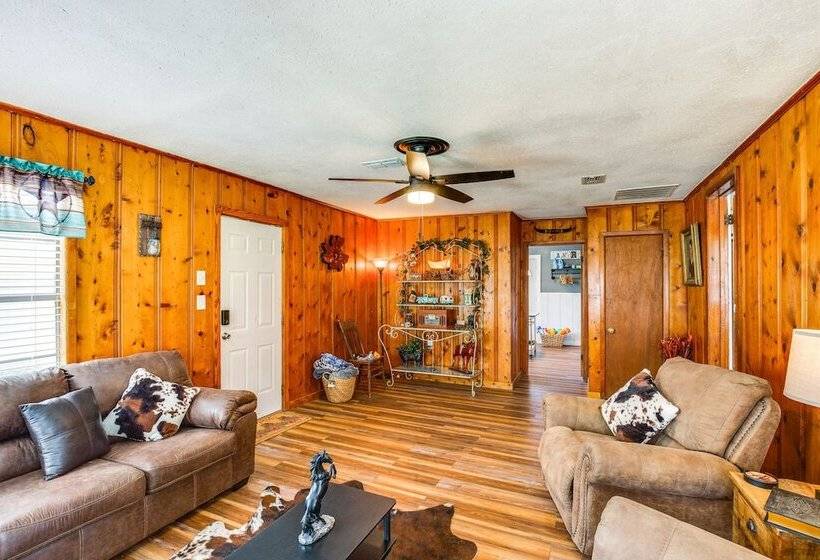 Grapeland Farm Retreat W/ Pool, Grill & Fire Pit