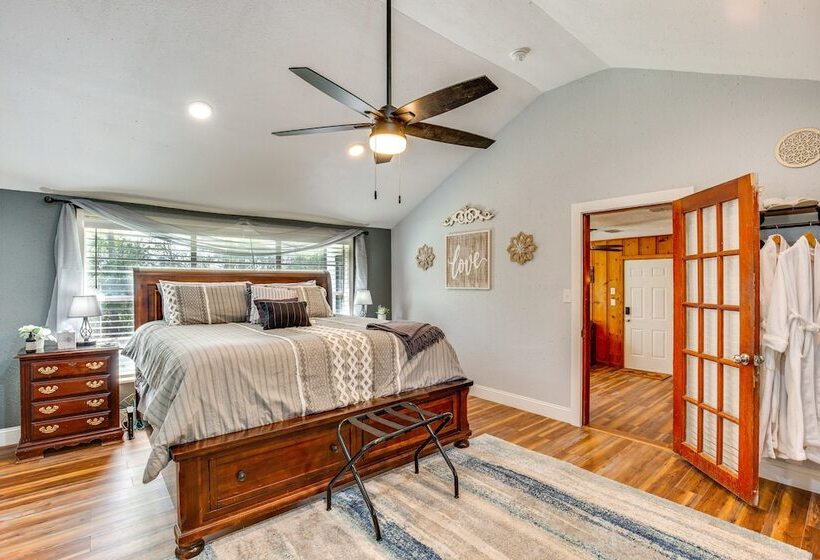 Grapeland Farm Retreat W/ Pool, Grill & Fire Pit