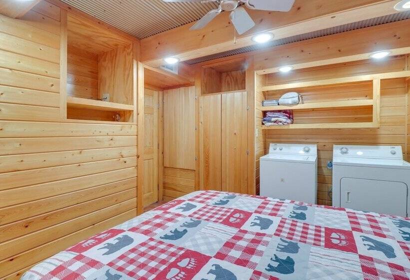 0.5 Mi To Greers Ferry Lake: Heber Springs Cabin