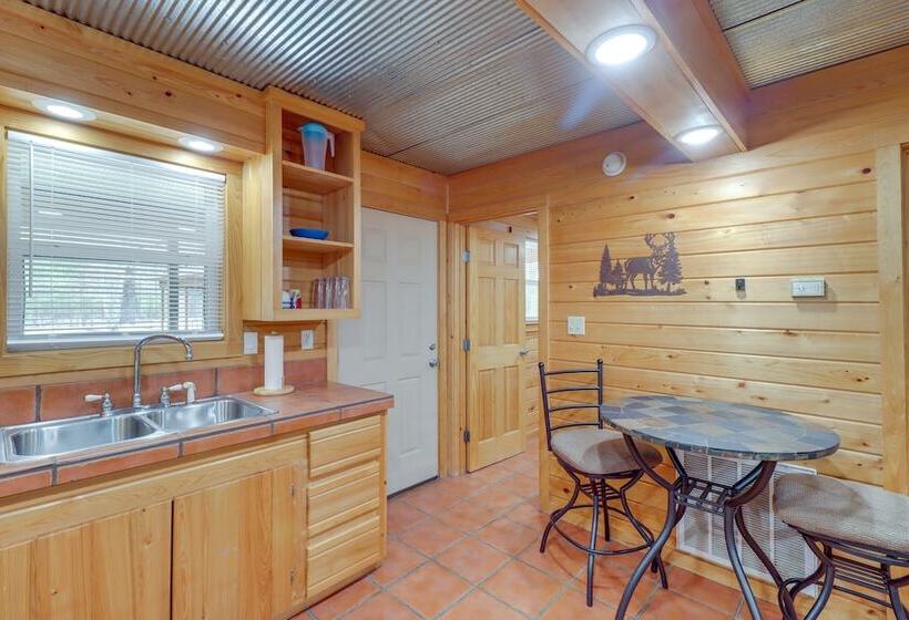 0.5 Mi To Greers Ferry Lake: Heber Springs Cabin