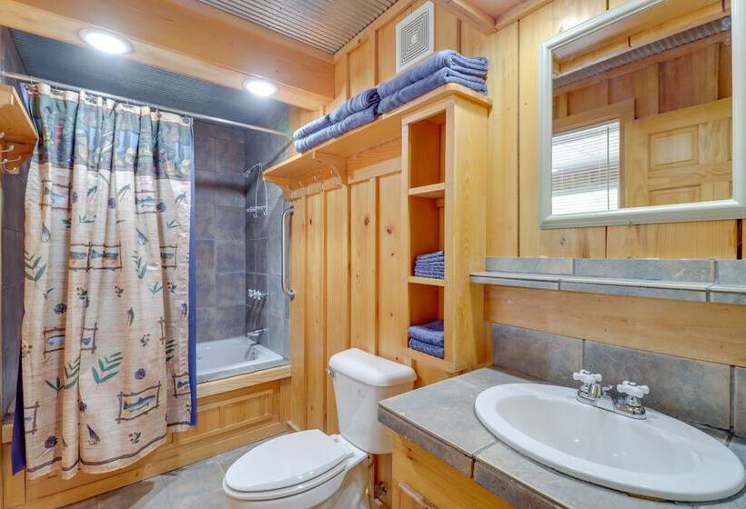 0.5 Mi To Lake: Patio At Heber Springs Cabin!