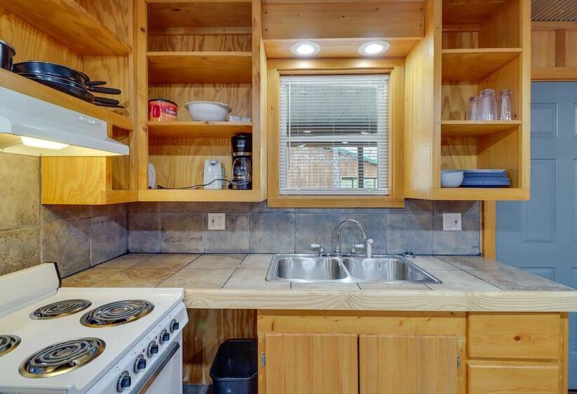 0.5 Mi To Lake: Patio At Heber Springs Cabin!