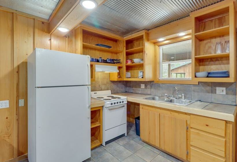 0.5 Mi To Lake: Patio At Heber Springs Cabin!