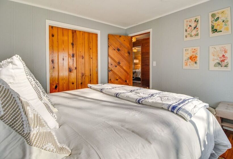 Henderson Cabin W/ Deck & Scenic Lake Views!