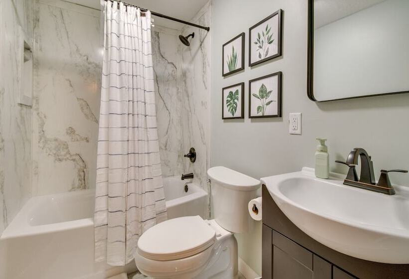 Henderson Cabin W/ Deck & Scenic Lake Views!