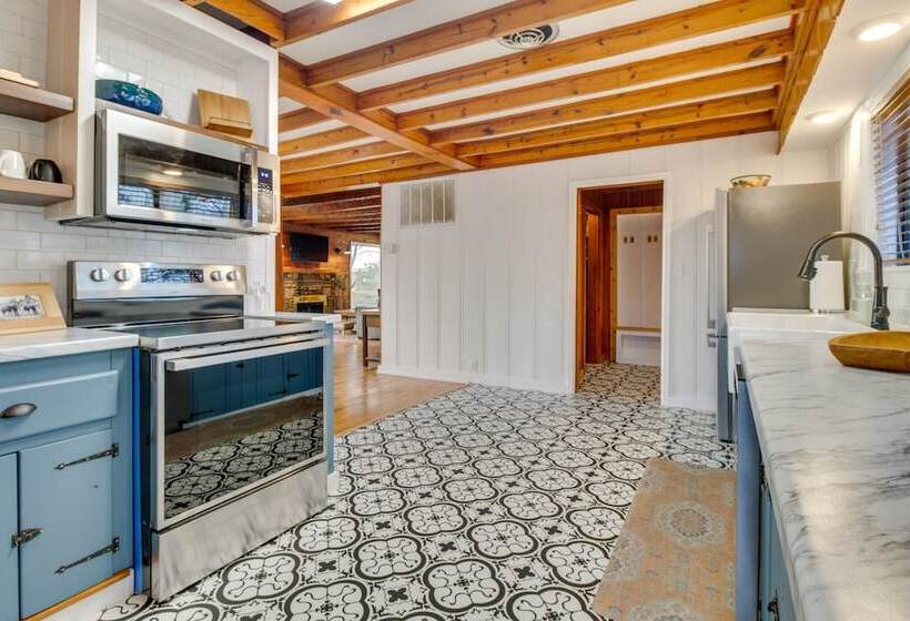 Henderson Cabin W/ Deck & Scenic Lake Views!