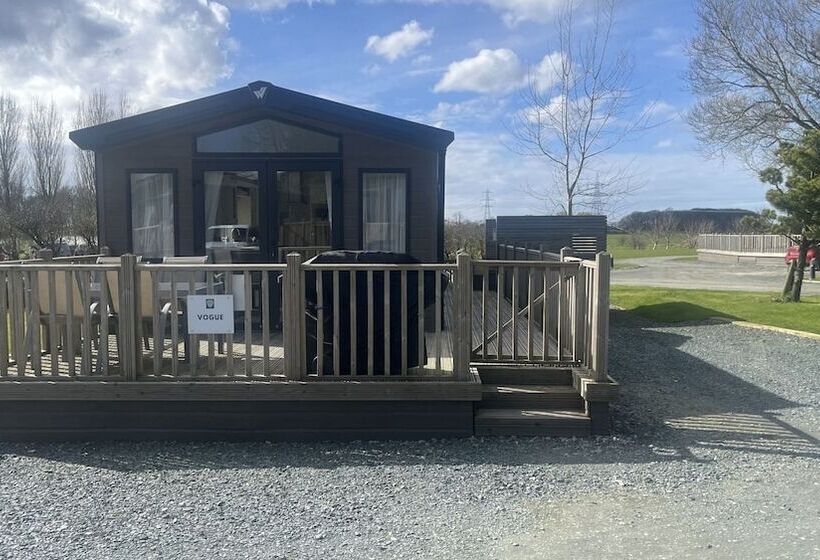 酒店 Dog Friendly Lodge With Hot Tub, Quiet Location