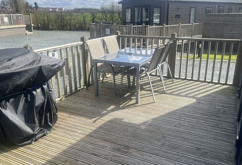 酒店 Dog Friendly Lodge With Hot Tub, Quiet Location