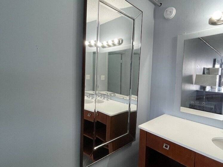 בית מלון כפרי Lamplighter Inn By Oyo Charlotte Airport Area