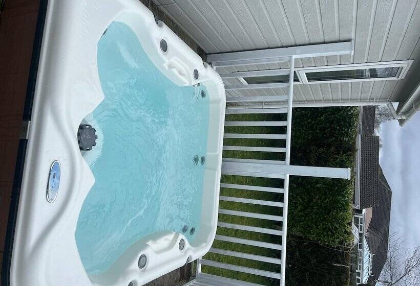 בית מלון כפרי Remarkable 3 Bed Lodge In Honiton