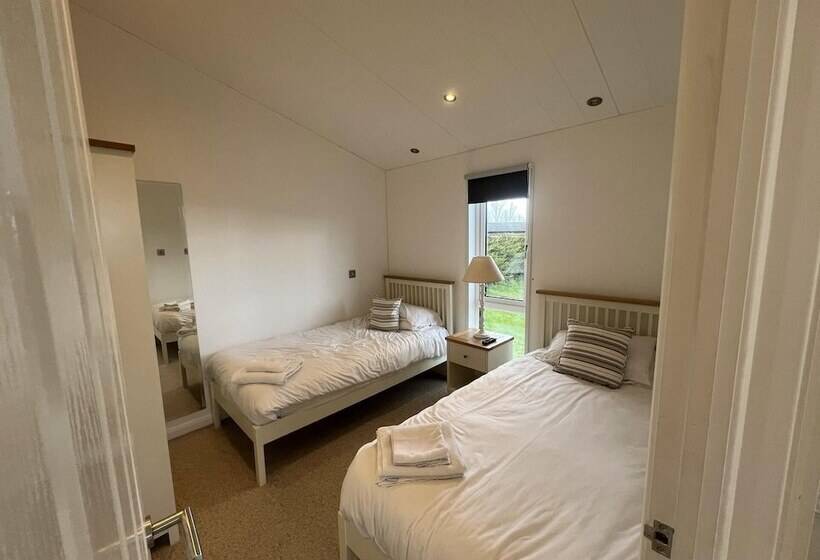 בית מלון כפרי Remarkable 3 Bed Lodge In Honiton
