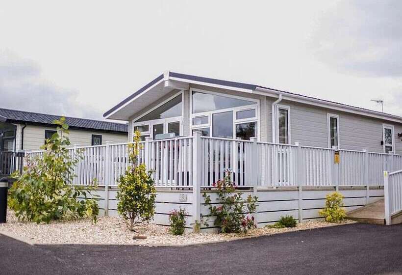 בית מלון כפרי Remarkable 3 Bed Lodge In Honiton