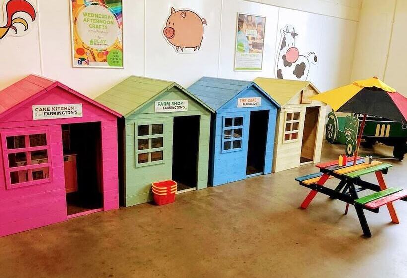 田舎風ホテル Nine Yards Farrington S Family Glamping