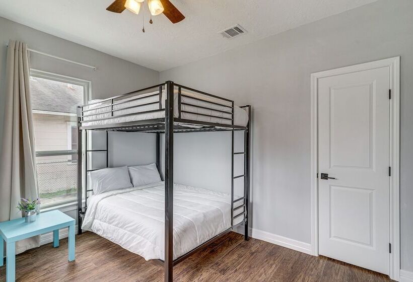 Houston Heights Home W/ Yard ~ 5 Mi To Downtown!