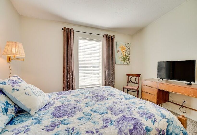 Idyllic Rock Island Home W/ Columbia River Views