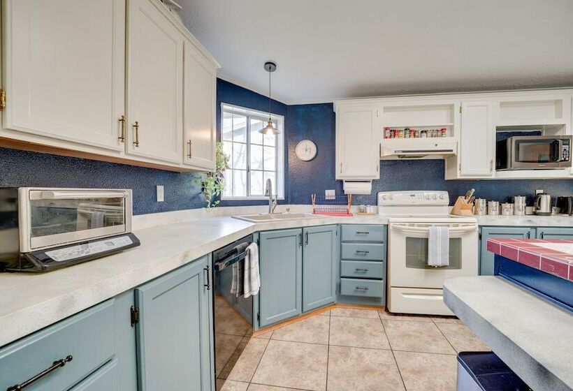 Idyllic Rock Island Home W/ Columbia River Views