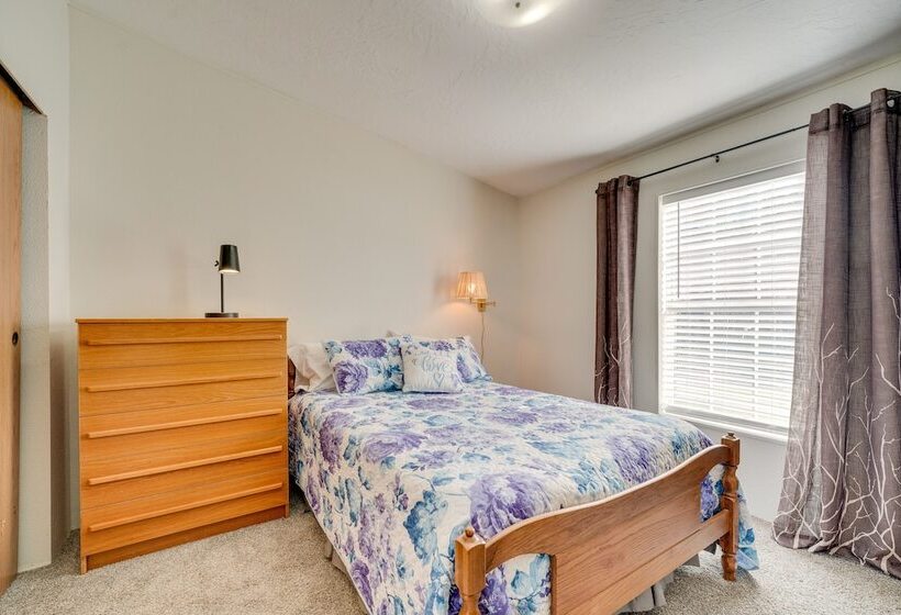 Idyllic Rock Island Home W/ Columbia River Views