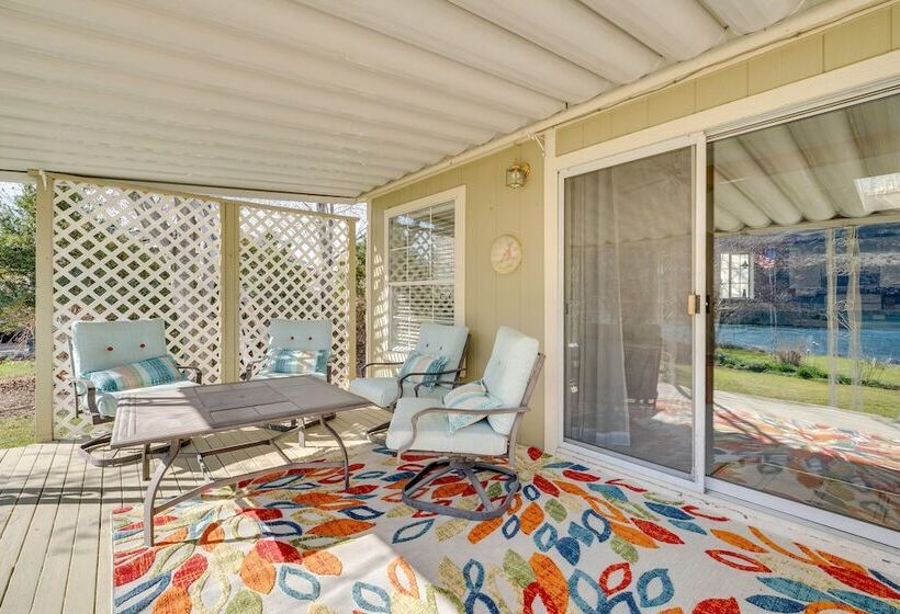 Idyllic Rock Island Home W/ Columbia River Views