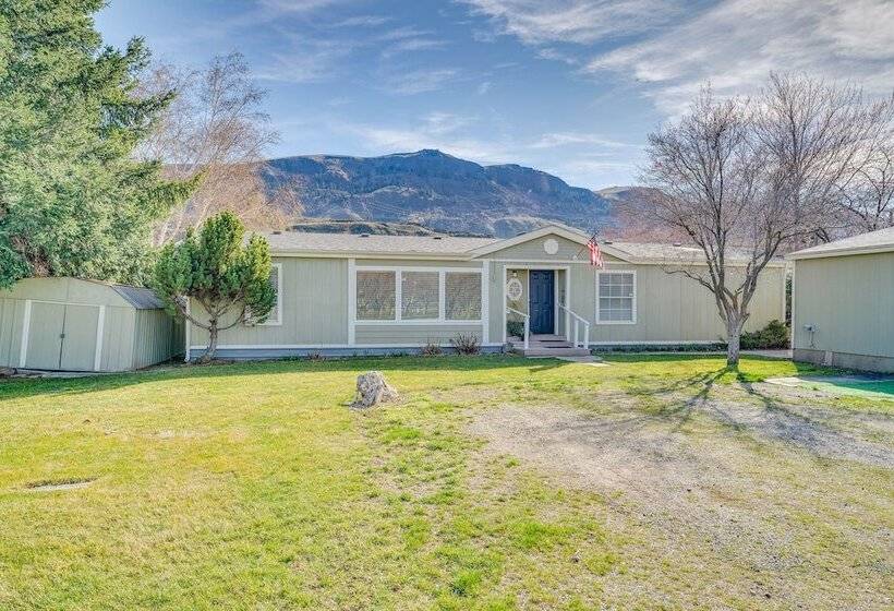 Idyllic Rock Island Home W/ Columbia River Views