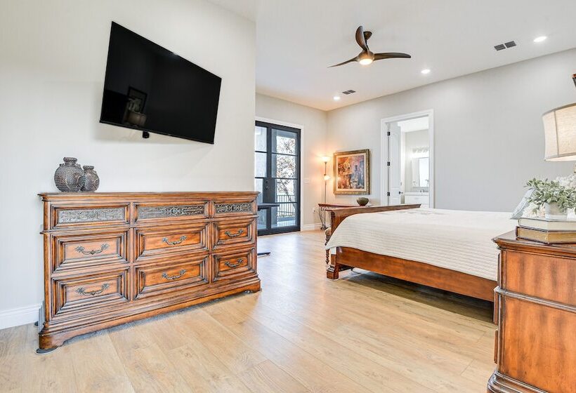 Newly Remodeled Lakefront Granbury Escape W/ Dock!